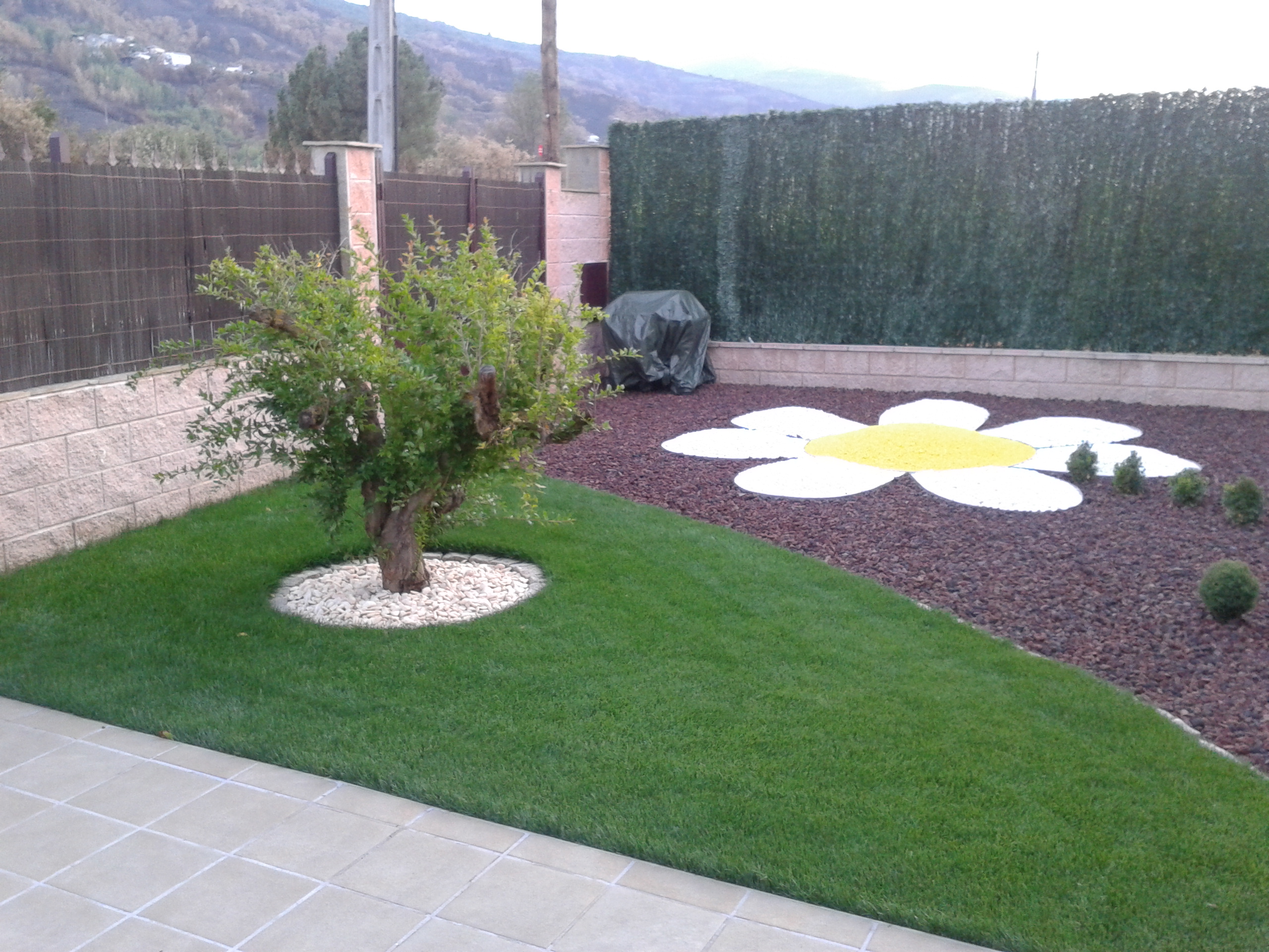 Jardín creativo con diseño decorativo en piedra